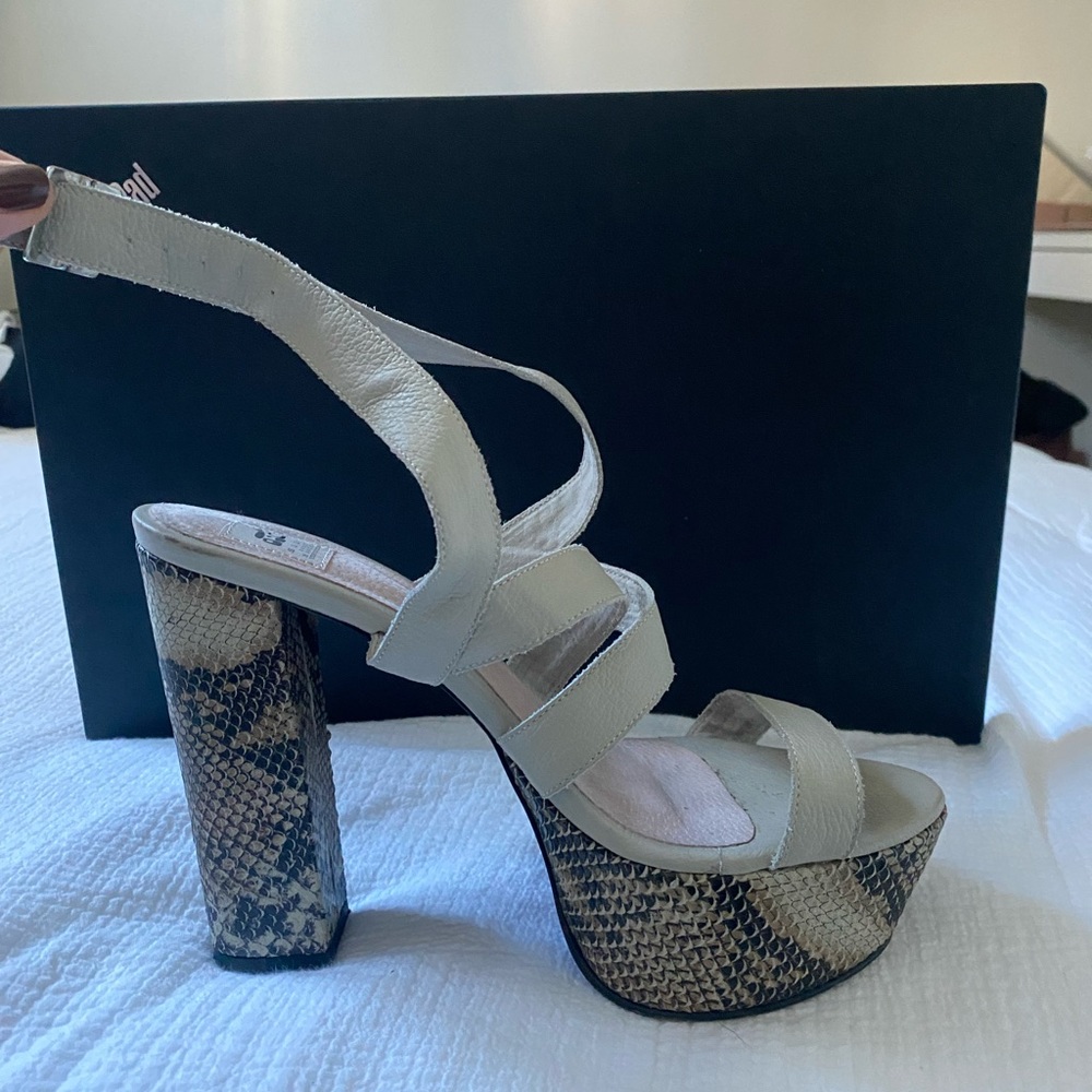 Elegant 100% Genuine italian Leather High Heels beige with snake style leather